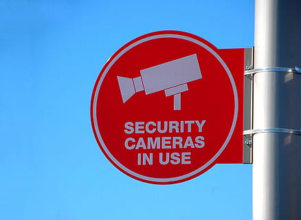 segno di telecamera di sicurezza, cartello, telecamera, sicurezza, simbolo, icona, protezione, sistema, sorveglianza, digitale, video, logo, vita privata, tecnologia, monitoraggio, guardia, Guardando, analizzare, cercare, guardare, elettronico, crimine, Attenzione, pittogramma, avvertimento, sicuro, controllo, blu, testo, comunicazione, rosso, cielo, nessuno, cielo sereno, guida, sceneggiatura occidentale, natura, giorno, avvicinamento, forma, polo, Inquadratura dal basso, cerchio, lettera maiuscola, copia spazio, sfondo blu, Messaggio, 2K, CC0, dominio pubblico, privo di copyright