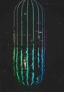 linee di luce al neon, re, attraversare, stazione ferroviaria, Londra, uomo walong, sentiero, notte, barre, luce, linea, neon, riflessione, astratto, illuminato, lunghezza intera, solo adulti, silhouette, persone reali, retrovisore, uomini, architettura, una persona, stili di vita, in piedi, raggiante, struttura costruita, città, a piedi, movimento, attrezzatura per l'illuminazione, strada, all'aperto, buio, 5K, CC0, dominio pubblico, privo di copyright
