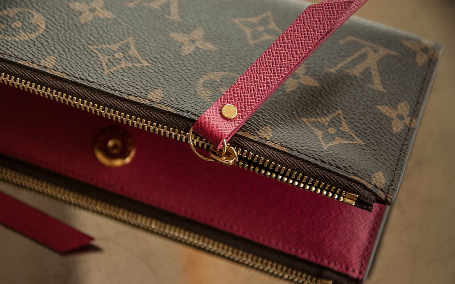 cartera, vuitton, cuir, béns de cuir, a l'interior, tèxtil, primer pla, vermell, cap gent, vista d’angle alt, natura morta, color daurat, patró, enfocament selectiu, dia, espiritualitat, religió, antiguitat, tancat, metall, taula, bossa, accessori personal, 4K