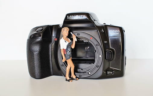 càmera, konica, minolta, càmera antiga, càmera de fotos, fotografia, analògic, càmera analògica, 500si, pel·lícula, vell, defecte, reparació, mirall, configuració del mirall, figura, adult jove, cotxe, longitud completa, adult, només adults, de peu, gent, avaria del vehicle, una persona, tecnologia, transport, negocis, a l'interior, automòbil, tir de l'estudi, viatjar, manera de transport, mig adult, fons blanc, dones, 4K, CC0, domini públic, lliure de regalies