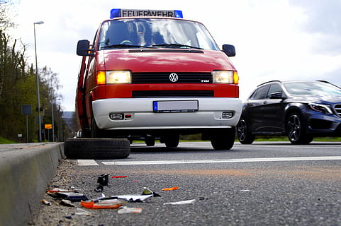 Feuer, Unfall, Hilfe, gefährlich, Helfer, Risiko, Deutschland, reifen, blaues Licht, rot, Auto, Straße, der Verkehr, Transport, Landfahrzeug, Transportmittel, Kraftfahrzeug, Stadt, Tag, Polizeiauto, Asphalt, draußen, Natur, stationär, keine Leute, Himmel, soziale Themen, Reise, Rückansicht, 5K, CC0, gemeinfrei, lizenzfrei