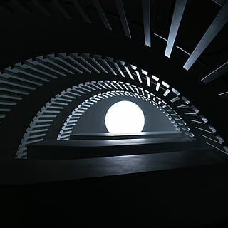 bene, luce, parte., ii, carta da parati grafica nera, Esplorare, architettura, bianco e nero, dettaglio architettonico, architettura minimale, Svizzera, Ginevra, strada, urbano, sole, bellissimo, moderno, architettura moderna, design moderno, costruzione moderna, casa moderna, soffitto moderno, cerchio, in casa, nessuno, struttura costruita, gradini e scale, scala, arco, assenza, modello, forma geometrica, spirale, tunnel, luce del sole, scala a chiocciola, ringhiera, luce - fenomeno naturale, giorno, forma, avvicinamento, luce alla fine del tunnel, soffitto, sfondo nero, 2K, CC0, dominio pubblico, privo di copyright