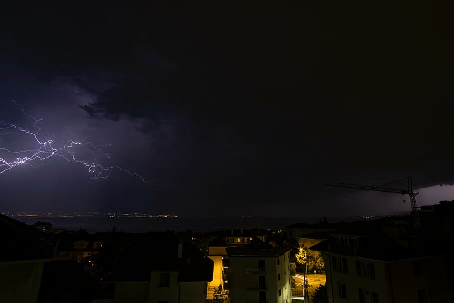 foto de llamps, fosc, nit, llamps, núvols, cel, arquitectura, exterior de l'edifici, tempesta, estructura construïda, poder a la natura, poder, núvol - cel, edifici, il·luminat, comunicació, barri residencial, ciutat, cap gent, naturalesa, signe, a l'aire lliure, electricitat, ominós, apartament, 4K