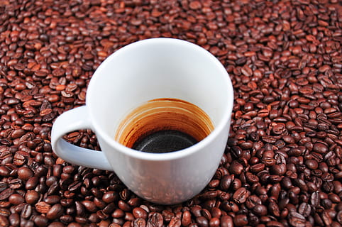 blanc, ceràmica, tassa, grans de cafè, cafè, tassa buida, tasses de cafè, bon patró, mostra de cafè, evaporació, cafè - beguda, menjar i beguda, beure, gra de cafè torrat, refresc, marró, tassa de cafè, frescor, menjar, primer pla, natura morta, abundància, a l'interior, cap gent, vista d’angle alt, gran grup d'objectes, gra de cafè, cafeïna, vaixella, latte, begudes sense alcohol, 4K, CC0, domini públic, lliure de regalies