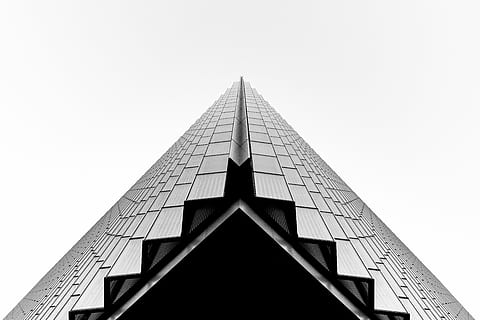 baixo, fotografia de ângulo, construção, pirâmide, estrutura, torre, arquitetura, simetria, branco, Preto, Preto e branco, mínimo, cidade, la, estrutura construída, exterior do edifício, visão de baixo ângulo, céu, céu limpo, ninguém, forma, religião, natureza, forma triangular, local de culto, crença, dia, copie o espaço, espiritualidade, seção alta, pináculo, diretamente abaixo, 5K, CC0, domínio público, royalty free
