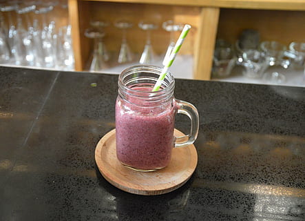 klar, Einmachglas, Rosa, Flüssigkeit, Smoothie, Getränk, Tasse, Tabelle, Cafe, Restaurant, gesund, vegan, Glas, Essen und Trinken, Erfrischung, Lebensmittel, Stroh, Strohhalm, gesundes Essen, Haushaltsausstattung, Trinkglas, Wohlbefinden, Frische, drinnen, keine Leute, Obst, Fokus auf den Vordergrund, Nahansicht, Geschirr, 4K, CC0, gemeinfrei, lizenzfrei
