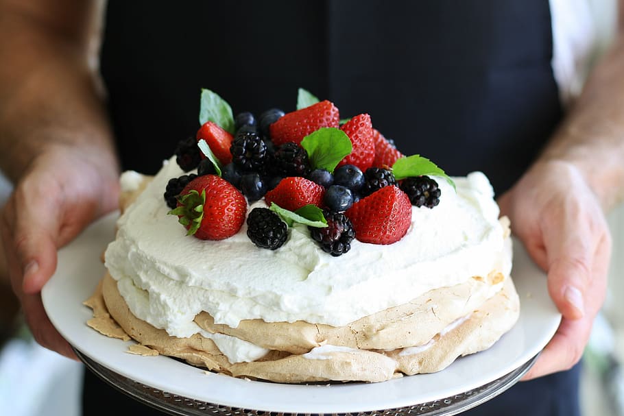 pastís, gerds, nabius, baies mixtes, pavlova, dolç, crema batuda, merenga, menta, postres, estiu, deliciós, mores, maduixes, casolà, cuinar, cuina, tradicional, plat, baies, farina de blat de moro, crema, cruixent, crisi, placa, espàtula, gourmet, saborós, menjar, fresc, fleca, pastisseria, l'home que sosté, mans, menjar dolç, mà humana, fruita, primer pla, menjar i beguda, fruites de baies, alimentació saludable, frescor, una persona, maduixa, indulgència, al forn, mà, celebració, secció mitjana, adult, temptació, pastís de fruita, madur, 4K