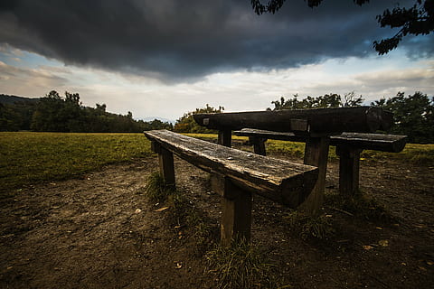 panchina, nuvole, nuvoloso, erba, paesaggio, parco, cielo, tavolo, legna, natura, legno - materiale, all'aperto, autunno, Paesaggi, nuvola - cielo, pianta, campo, posto a sedere, terra, nessuno, bellezza nella natura, ambiente, giorno, la tranquillità, albero, scena rurale, panchina del parco, 2K, CC0, dominio pubblico, privo di copyright