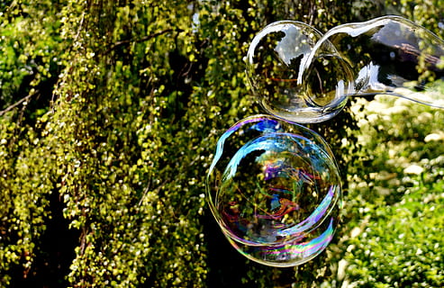 bolla di sapone, enorme, grande, fare bolle di sapone, wabbelig, iridescente, acqua insaponata, divertimento, volare, colorato, natura, colore verde, all'aperto, bolla, erba, avvicinamento, liquido, riflessione, brillante, rifrazione, nessuno, giorno, sfera, pianta, vulnerabilità, trasparente, fragilità, albero, concentrarsi sulle conoscenze acquisite, luce del sole, bellezza nella natura, multicolore, vetro - materiale, forma, color argento, 4K, CC0, dominio pubblico, privo di copyright