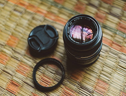 selektiv, fokus fotografie, DSLR-Kameraobjektiv, Neigung, Verschiebung, Fotografie, schwarz, Tele, Linse, Abdeckung, Kamera, Reflexion, Tischset, drinnen, keine Leute, High Angle View, Kamera - Fotoausrüstung, Nahansicht, Tag, Stillleben, Tabelle, Technologie, Holz - Material, Fotografie-Themen, schwarze Farbe, Fokus auf den Vordergrund, Glas - Material, Fotoausrüstung, Text, selektiver Fokus, Container, Kunst, Kultur und Unterhaltung, Kommunikation, Objektiv - optisches Instrument, persönliches Accessoire, Digitalkamera, 2K, CC0, gemeinfrei, lizenzfrei