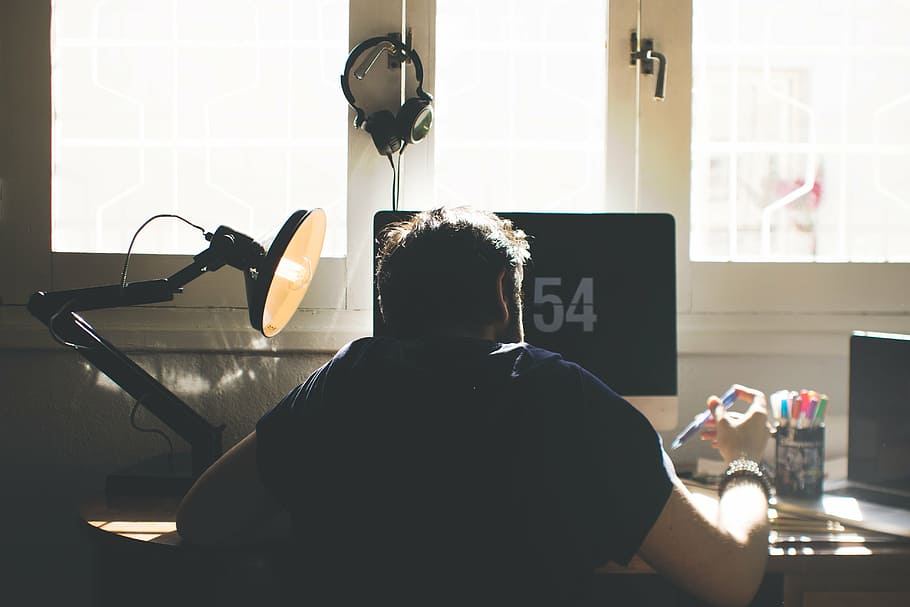 uomo, indossare, nero, camicia, davanti, regolabile, lampada, sedia, computer, scrivania, elettronica, in casa, il computer portatile, persona, camera, tavolo, finestra, spazio di lavoro, retrovisore, musica, cultura artistica e intrattenimento, seduta, tecnologia, studio di registrazione, Solo uomini, solo un uomo, solo adulti, una persona, uomini, persone reali, attrezzatura per l'illuminazione, comunicazione, studio, mobilia, lampada elettrica, ufficio, adulto, dalla vita in su, 5K