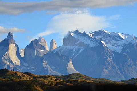 Torres del Paine, Chile, Schnee, bedeckt, Berge, Weiß, Wolken, tagsüber, Berg, Himmel, Wolke, Landschaft, Gras, Patagonium, wolke - himmel, Umgebung, Szenen - Natur, Schönheit in der Natur, ruhige Szene, Gebirge, Ruhe, Natur, Gipfel, Wildnis, Nicht-städtische Szene, keine Leute, idyllisch, Rock, Tag, Angebot, schneebedeckter Berg, Höhe, Formation, 4K, CC0, gemeinfrei, lizenzfrei