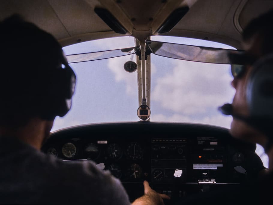 aereo pilota di persona, Senza titolo, cabina di pilotaggio, pilota, volare, cuffia, aereo, mezzi di trasporto, veicolo aereo, retrovisore, colpo alla testa, modo di trasporto, uomini, viaggio, ritratto, interno del veicolo, adulto, parabrezza, una persona, vetro - materiale, volante, controllo, maschi, abilità, all'aperto, uniforme, industria aerospaziale, vista sopra la spalla, pilotaggio, 1080P