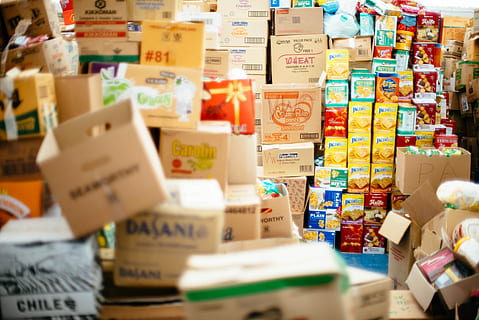 bunke, papkasser, boks, inde, værelse, kasser, mad, butik, stor gruppe af objekter, indendørs, ingen mennesker, tekst, overflod, selektiv fokusering, multi farvet, beholder, meddelelse, valg, variation, stilleben, tæt på, kasse - container, vestlige script, fuld ramme, kollektion, legetøj, medicin, 5K, CC0, offentligt domæne, royaltyfrie