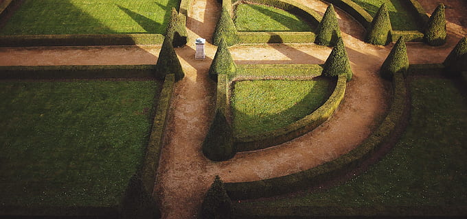 castello, giardino, erba, percorsi, pianta, colore verde, nessuno, giorno, natura, acqua, vista dall'alto, all'aperto, agricoltura, crescita, la tranquillità, architettura, campo, bellezza nella natura, terra, albero, modello, struttura costruita, 2K, CC0, dominio pubblico, privo di copyright