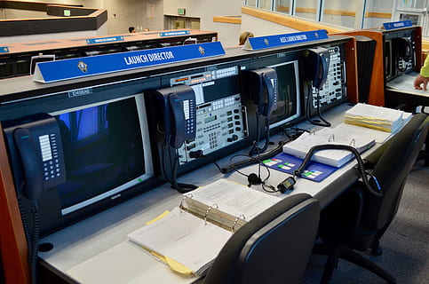 nasa, lanciare, razzi, ingegneria, missione, Luna, cosmo, tecnologia, nessuno, in casa, tavolo, computer, schermo del computer, attrezzatura informatica, sala di controllo, mezzi di trasporto, controllo, connessione, pannello di controllo, blu, modo di trasporto, comunicazione, mobilia, attrezzatura, viaggio, formazione scolastica, scrivania, materiale elettrico, 4K, CC0, dominio pubblico, privo di copyright