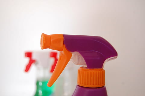 lila, Orange, Sprühflasche, Reinigung, Flüssigkeit, Verpackung, Aufgaben erledigen, Aufräumen, Kunststoff, rot, Hygiene, Flasche, Container, keine Leute, Studioaufnahme, drinnen, Nahansicht, Benzinpumpe, Kraftstoff- und Stromerzeugung, Gesundheitswesen und Medizin, einzelnes Objekt, kopieren sie platz, Wahl, orange Farbe, Auftanken, Stillleben, farbiger Hintergrund, Das Leben zu Hause, sauber, 2K, CC0, gemeinfrei, lizenzfrei