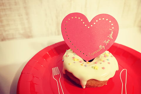 hvit, krem-doughnut, rød, tallerken, krem, smultring, hjerteform, kjærlighet, romanse, Valentinsdag - ferie, feiring, dekorasjon, dessert, kake, mat, søt mat, ferie, mat og Drikke, godteri hjerte, positiv følelse, følelse, søt, innendørs, nærbilde, overbærenhet, rosa farge, friskhet, bakt, ingen folk, usunn mat, stilleben, fokusere på forgrunnen, fristelse, 1080P, CC0, offentlig domene, opphavsrett gratis