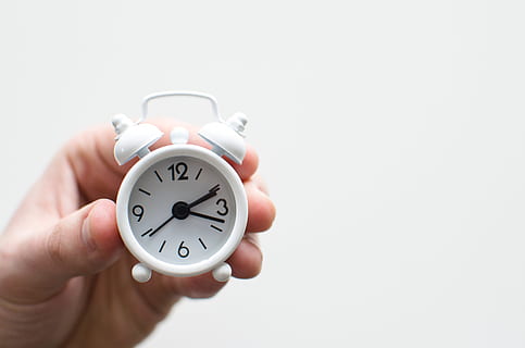 minik, alarm, saat, zaman, insan eli, alarm saati, kopya alanı, saat surat, insan vücudu parçası, el, tek nesne, tutma, son tarih, Yelkovan, numara, stüdyo çekimi, içeriye, Beyaz arkaplan, kesmek, kapatmak, sabah, ikinci el, zamanı kontrol etmek, parmak, krom, geri sayım, 5K