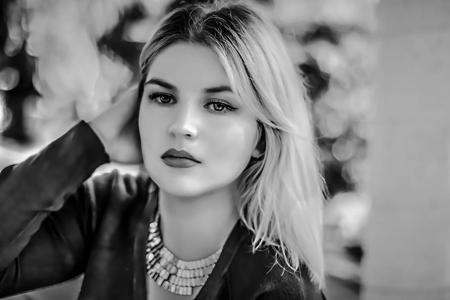 donna, indossare, a maniche lunghe, camicia, detenzione, orecchio, posa, modello femminile sconosciuto, ritratto, modello, giovane adulto, bella donna, bellezza, colpo alla testa, donne, una persona, guardando la fotocamera, adulto, vista frontale, giovani donne, acconciatura, capelli, moda, gente meravigliosa, concentrarsi sulle conoscenze acquisite, femmine, 5K