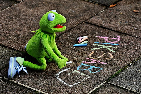 straßenkreide, typografiske fejl, Kermit, frø, kridt, maling, jord, pixabay, farverig, gade kridt, tegne, malet, tegning, maleri, blødt legetøj, udstoppet dyr, frøer, sjov, nuttet, skriftlig, skrifttype, Kunst og håndværk, repræsentation, kreativitet, grøn farve, legetøj, barndom, håndværk, menneskelig repræsentation, høj vinkel visning, tæt på, tegning - kunstprodukt, dag, multi farvet, kridt - kunstudstyr, meddelelse, natur, 5K, CC0, offentligt domæne, royaltyfrie