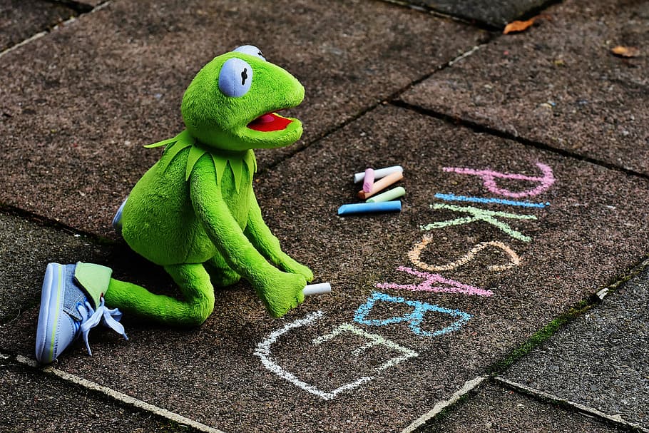 Straßenkreide, errors tipogràfics, kermit, granota, guix, pintura, sòl, pixabay, colorit, guix de carrer, dibuixar, pintat, dibuix, joguina suau, animal de peluix, granotes, divertit, bonic, escrit, Font, art i artesania, representació, creativitat, color verd, joguina, infància, artesania, representació humana, vista d’angle alt, primer pla, dibuix - producte artístic, dia, multicolor, equips de guix, comunicació, naturalesa, 5K