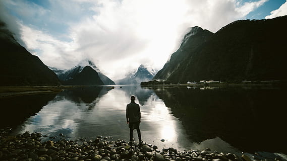 silhouette, person, front, kropp, vann, dagtid, kropp av vann, natur, innsjø, fjell, utendørs, mennesker, én person, menn, landskap, voksen, fargebilde, scenics, fjellkjede, refleksjon, stående, sky - himmel, himmel, utsikt bakover, skjønnhet i naturen, naturskjønnhet - natur, full lengde, rolig scene, Strand, ro, fritidsaktivitet, ser på visning, 4K, CC0, offentlig domene, opphavsrett gratis