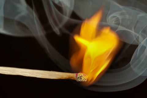 match, ild, tæt, brænde, Tændstikker, kindle, flamme, makro, svovl, forbrændinger, lighter, kamphoved, lys, tænding, gul, pinde, røg, makro foto, datailaufnahme, brænding, varme - temperatur, brand - naturligt fænomen, bevægelse, ingen mennesker, tæt på, natur, match - belysningsudstyr, tændstik, studio skud, advarselsskilt, skilt, indendørs, brændt, træ - materiale, enkelt objekt, antændende, brændstof og elproduktion, sort baggrund, 5K, CC0, offentligt domæne, royaltyfrie