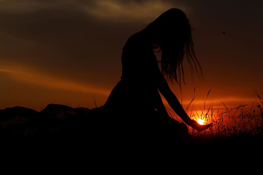 alba, naturalesa, cel, posta de sol, retroil·luminat, fosc, vespre, noia, herba, senyora, model, sessió de fotos, canya, silueta, sortida del sol, dona, una persona, color taronja, cabell llarg, adult, persones reals, terra, dones, bellesa a la natura, cabell, pentinat, il·luminat, núvol - cel, estils de vida, assegut, medi ambient, foguera, 5K