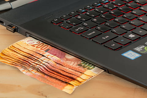 Černá, přenosný počítač, horní, stůl, ecommerce, počítač, hotovost, e-commerce, online, peníze, klávesnice, podnikání, Internet, technologie, platba, kredit, finance, laptop, hazardních her, investice, internetové bankovnictví, Heslo, online hazardních her, hazardovat, bankomat, online transakcí, Online nakupování, online prodeje, prodejní, auto teller, uvnitř, detail, nikdo, počítačová klávesnice, výrobní zařízení, den, počítačové vybavení, bezdrátové technologie, průmysl, sdělení, Červené, vysoký úhel pohledu, číslo, data, spojení, text, 5K, CC0, veřejná doména, bez autorských práv