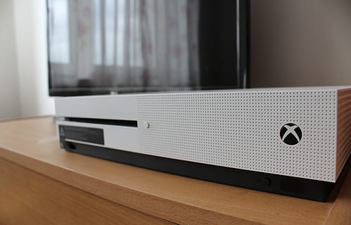 xbox ένα, xbox, microsoft, κονσόλα, κονσόλες παιχνιδιών, Παιχνίδια, τεχνολογία, εντός κτίριου, χωρίς κόσμο, τραπέζι, ΜΟΥΣΙΚΗ, εστίαση σε νέα στοιχεία, ξύλο - υλικό, γκρο πλαν, σύνδεση, καλλιτεχνική κουλτούρα και ψυχαγωγία, παράθυρο, ημέρα, νεκρή φύση, εσωτερικό σπίτι, εγχώριο δωμάτιο, επικοινωνία, εξοπλισμό ήχου, ΦΟΡΗΤΟΣ ΥΠΟΛΟΓΙΣΤΗΣ, απουσία, εξοπλισμός, ηλεκτρολογικός εξοπλισμός, 5K, CC0, δημόσιος τομέαςα, χωρίς δικαιώματαe