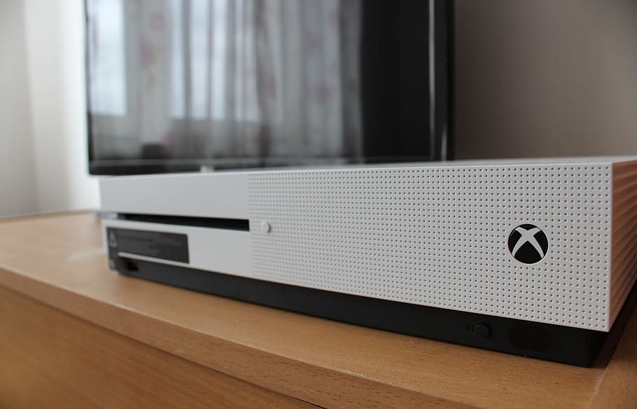 xbox one, xbox, Microsoft, consola, consoles de jocs, jocs, tecnologia, a l'interior, cap gent, taula, música, centrar-se en primer pla, material de fusta, primer pla, connexió, cultura i entreteniment artístic, finestra, dia, natura morta, interior de casa, habitació domèstica, comunicació, equip d’àudio, portàtil, absència, equipament, equipament elèctric, 5K