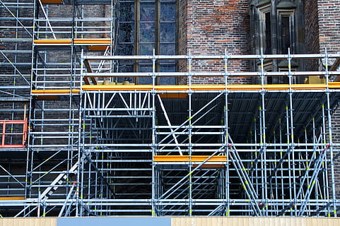 impalcatura, edificio in muratura, pannello, barriera, costruzione, conversione, rinnovamento, metallo, Ulm, struttura d'acciaio, münster, posto, arco, strada, aste di metallo, architettura, struttura costruita, industria, esterno dell'edificio, nessuno, sviluppo, industria di costruzioni, sito di costruzione, giorno, fotogramma intero, all'aperto, sfondi, Inquadratura dal basso, scala, ringhiera, moderno, incompleto, 5K, CC0, dominio pubblico, privo di copyright