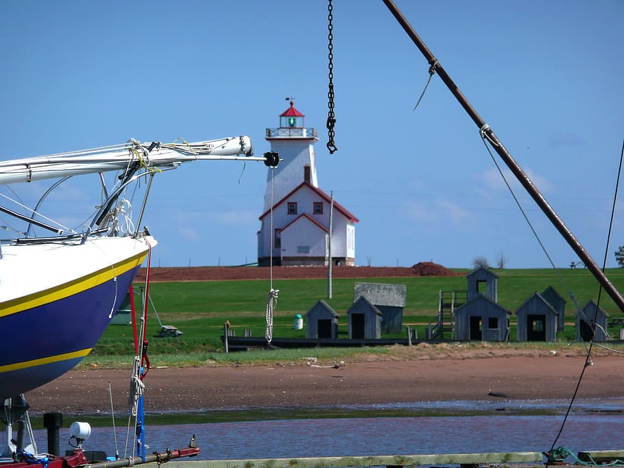 Leuchtturm, Licht, Leuchtfeuer, blinkt, Licht, Leuchtfeuer, Navigation, Hilfe, Küste, Wahrzeichen, maritim, nautisch, Beratung, Prinz Edward Insel, Gebäude, Kanada, Wasserfahrzeug, draußen, Tag, Himmel, Industrie, Blau, Wasser, Transportmittel, Transport, die Architektur, gebaute Struktur, Natur, Gebäudehülle, keine Leute, festgemacht, Mast, Segelboot, Pole, Seil, Land, Fischereiindustrie, 2K