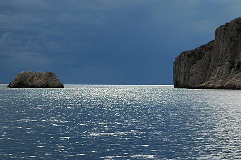 landskabsfoto, kampesten, legeme, vand, hav, tordenvejr, frem, skyer, skyer form, vejrstemning, vejr, humør, maritim, belysning, dyster, mørke skyer, dramatisk, himmel, natur, storm, ferie, horisont, blå, skønhed i naturen, scenics - natur, klippe, havnefronten, rolig scene, horisont over vand, solid, rock-objekt, ro, ingen mennesker, idyllisk, rock formation, dag, udendørs, stable rock, 2K, CC0, offentligt domæne, royaltyfrie