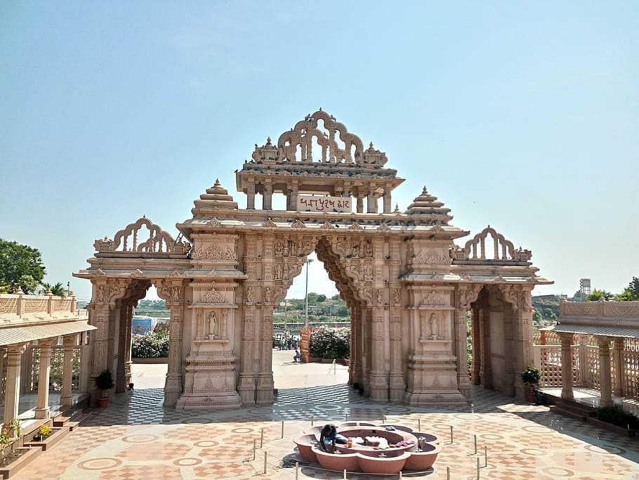 temple, fons, porta, bonic, naturalesa, sol, dia, estiu, la llum del dia, patró, swaminarayan mandir, gadhda, ombra, vell, poble, cel, arquitectura, història, el passat, estructura construïda, destinacions de viatge, viatjar, turisme, cel clar, exterior de l'edifici, arc, antic, ciutat, llum solar, edifici, cap gent, columna arquitectònica, a l'aire lliure, ornamentat, civilització antiga, 4K
