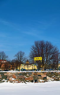 Kabel, Zeichen, Strand, Bäume, Gebäude, Blau, Himmel, Schnee, Winter, Helsinki, finnisch, Baum, kalte Temperatur, Natur, Text, westliche Schrift, Kommunikation, keine Leute, Pflanze, die Architektur, Tag, kahler Baum, gebaute Struktur, wolke - himmel, draußen, 2K, CC0, gemeinfrei, lizenzfrei