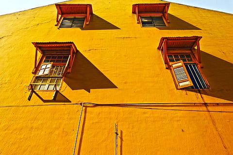 giallo, calcestruzzo, costruzione, giorno, arancia, Basso, fotografia ad angolo, parete, dipingere, architettura, finestra, otturatore, Casa, esterno dell'edificio, vecchio, facciata, Palazzo residenziale, all'aperto, struttura costruita, cittadina, Europa, architettura ed edifici, nessuno, culture, multicolore, caratteristica della parete, Inquadratura dal basso, quartiere residenziale, luce del sole, ringhiera, natura, scala, ombra, colore arancione, 4K, CC0, dominio pubblico, privo di copyright