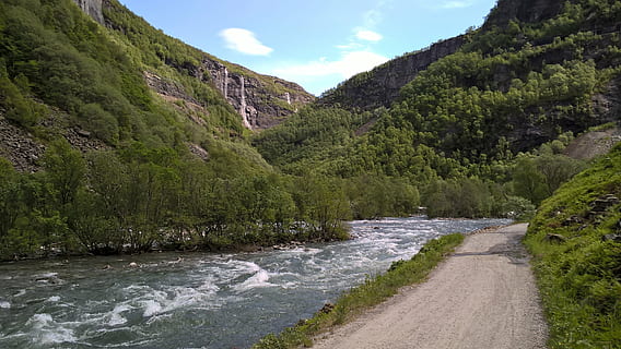 sendero, ciclopista, río, paisaje, naturaleza, Ruta natural, forma comercial, Noruega, montaña, al aire libre, corriente, agua, scenics, bosque, belleza en la naturaleza, planta, paisajes - naturaleza, árbol, cielo, nadie, escena no urbana, color verde, tranquilidad, escena tranquila, nube - cielo, día, crecimiento, tierra, agua que fluye, fluido, 2K, CC0, dominio público, libre de derechos