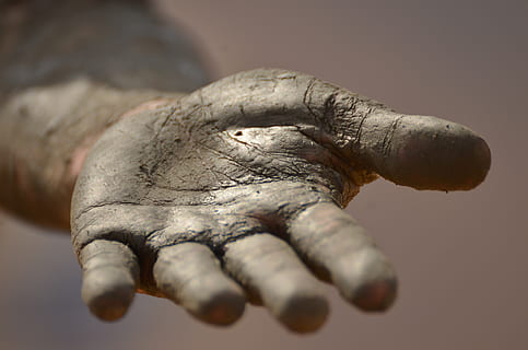 esquerda, humano, Palma, coberto, solo, mão, Socorro, fechar-se, parte do corpo humano, história, tiro do estúdio, cuidados de saúde e medicina, sujeira, osso, sujo, dentro de casa, único objeto, o passado, mão humana, escultura, animal, problemas sociais, esqueleto humano, parte do corpo, governo, 4K, CC0, domínio público, royalty free