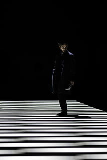 om, permanent, dunga, umbrita, podea, rece, dramatic, umbră, ușoară, abstract, întuneric, persoană, cinematică, Londra, ryoji ikeda, o persoana, lungime totală, oameni adevărați, stiluri de viață, bărbați, vedere din față, tânăr adult, Barbat tanar, haine casual, masculi, în interior, model, Activitatea de agrement, in dungi, adult, om de afaceri, spațiu copie, Fundal negru, 5K, CC0, domeniu public, fără drepturi de autor