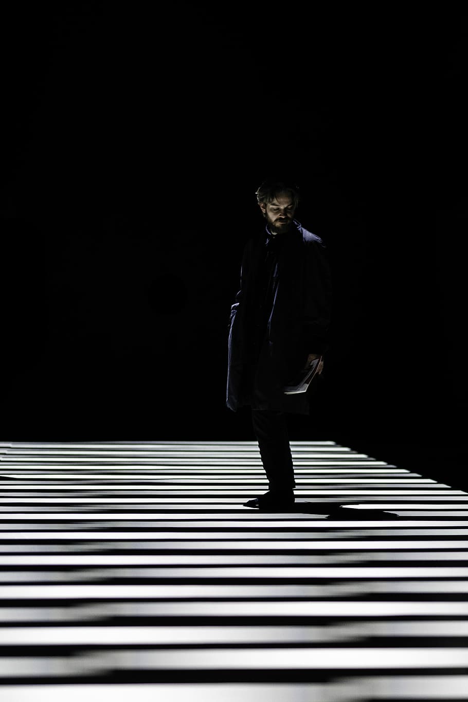 om, permanent, dunga, umbrita, podea, rece, dramatic, umbră, ușoară, abstract, întuneric, persoană, cinematică, Londra, ryoji ikeda, o persoana, lungime totală, oameni adevărați, stiluri de viață, bărbați, vedere din față, tânăr adult, Barbat tanar, haine casual, masculi, în interior, model, Activitatea de agrement, in dungi, adult, om de afaceri, spațiu copie, Fundal negru, 5K