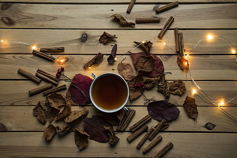 cana alb ceramica, top, Vezi poza, alb, ceramică, halbă, cafea, flatlay, toamnă, cădea, ușoară, fairy light, scorţişoară, frunze, ceai, ceașcă, băutură, joanna kosinska, lemn, maro, mancare si bautura, masa, bautura fierbinte, gustare, ceai - băutură caldă, în interior, prospeţime, iluminat, lemn - material, natură moartă, natură, nici o persoana, plantă, floare, vedere în unghi mare, lumânare, ceai de ceai, 5K, CC0, domeniu public, fără drepturi de autor