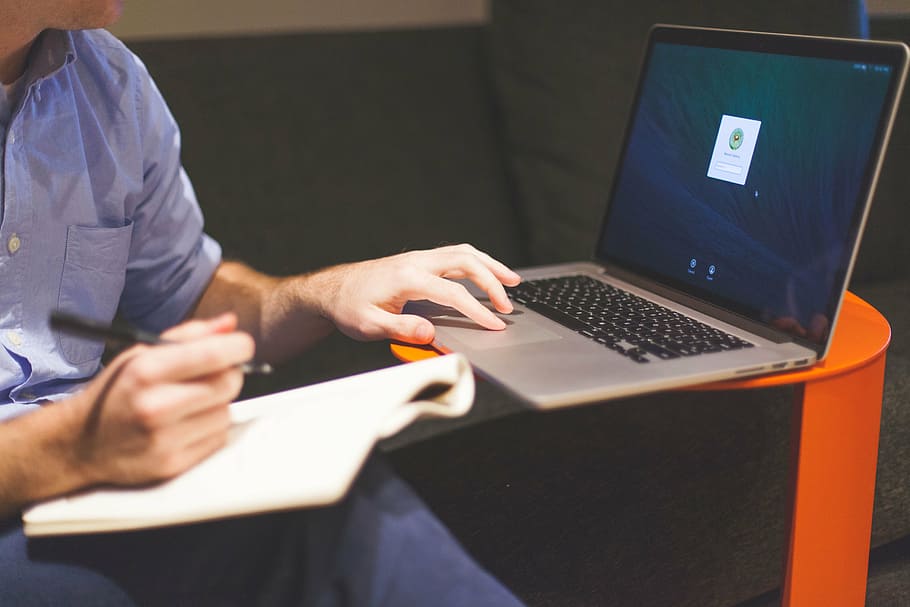 home, assegut, utilitzant, MacBook, pro, persona, navegant, treball, escriure, Bloc de notes, ordinador, portàtil, tecnologia, negocis, oficina, tecnologia sense fils, usant portàtil, mà humana, teclat d’ordinador, Internet, connexió, comunicació, xarxa d’ordinadors, adult, equips informàtics, homes, gent, part del cos humà, persona de negocis, a l'interior, monitor d’ordinador, teclat, mà, 5K