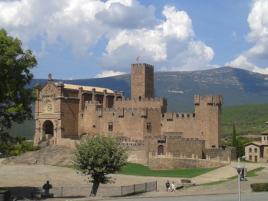 castell, javier, espanya, arquitectura, estructura construïda, exterior de l'edifici, núvol - cel, cel, arbre, edifici, el passat, persones incidentals, història, naturalesa, dia, ciutat, planta, viatjar, destinacions de viatge, grup de persones, gent, a l'aire lliure, turisme, 2K
