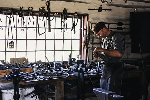 Mann, Innerhalb, Werkzeug, Schuppen, grau, oben, neben, schwarz, Metallteile, Werkbank, Handheld, Werkzeuge, Arbeit, Hand, Arbeiten, Handarbeiter, Männer, Menschen, Besetzung, Industrie, eine Person, drinnen, Werkstatt, Nur ein Mann, Nur Männer, Mitte Erwachsener, Geschäft, echte Menschen, Dreiviertel Länge, Erwachsene, Stehen, Fertigkeit, Arbeitsgerät, Kleinunternehmen, Tag, Tabelle, Kunst, Vorbereitung, Schmied, Metallindustrie, 2K, CC0, gemeinfrei, lizenzfrei