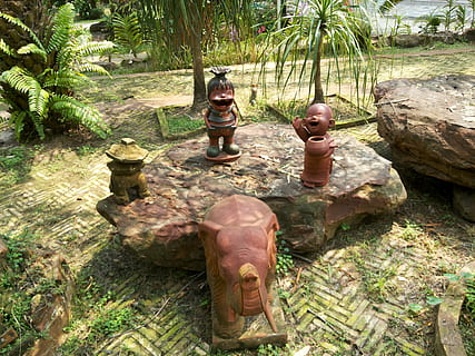 Bambola, prodotti ceramici, cartone animato, pianta, giorno, nessuno, natura, rappresentazione umana, rappresentazione, albero, somiglianza maschile, scultura, religione, arte e artigianato, spiritualità, credenza, all'aperto, statua, architettura, vista dall'alto, struttura costruita, solido, luogo di culto, 2K, CC0, dominio pubblico, privo di copyright