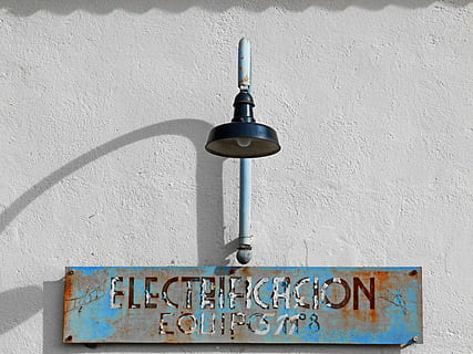lampă, poster, vechi, ruginit, electrificare, calea ferata, montare pe perete, construită, arhitectură, metal, nici o persoana, zi, exteriorul clădirii, perete, agăţat, comunicare, echipamente de iluminat, vedere unghiulară joasă, culoare alba, în aer liber, albastru, a închide, lumina soarelui, text, conexiune, montat, lampă electrică, 4K, CC0, domeniu public, fără drepturi de autor