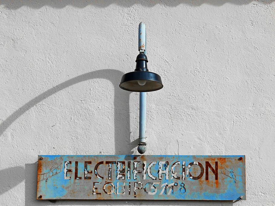 llum, pòster, vell, rovellat, electrificació, ferrocarril, funció de construcció de parets, estructura construïda, arquitectura, metall, cap gent, dia, exterior de l'edifici, paret, penjant, comunicació, equips d’il·luminació, vista d’angle baix, Color blanc, a l'aire lliure, blau, primer pla, llum solar, text, connexió, muntat, llum elèctrica, 4K