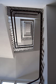 contemporaneo, vuoto, finestra, gradini e scale, scala, ringhiera, spirale, architettura, scala a chiocciola, struttura costruita, nessuno, Inquadratura dal basso, esterno dell'edificio, direttamente sotto, costruzione, prospettiva decrescente, modello, ripetizione, giorno, design, Colore bianco, 4K, CC0, dominio pubblico, privo di copyright